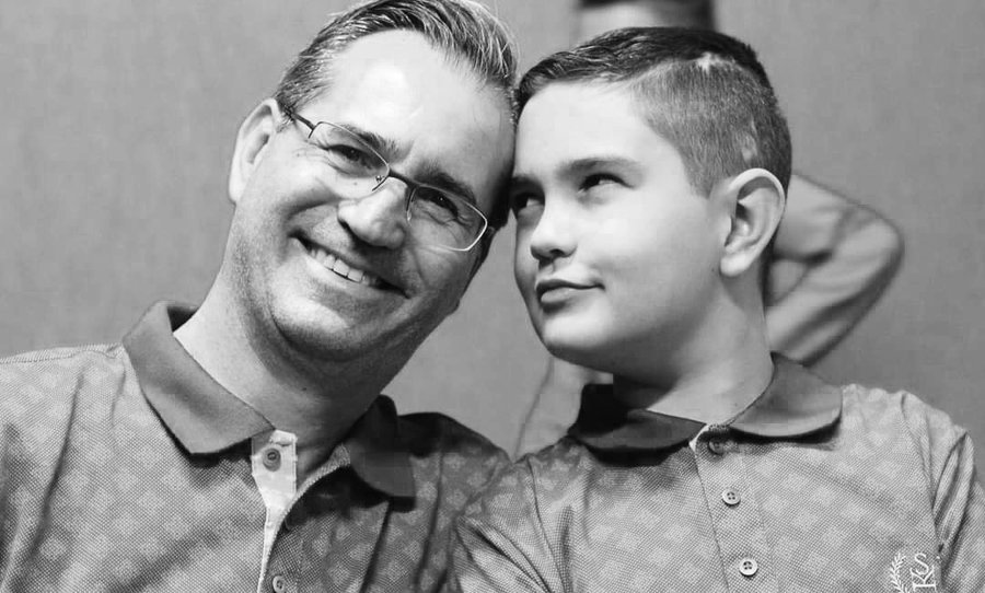 Esthevão Abner sorrindo ao lado do pai, Marcos Forastieiro